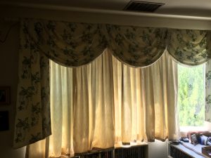 picture of drapes with swag and jabot